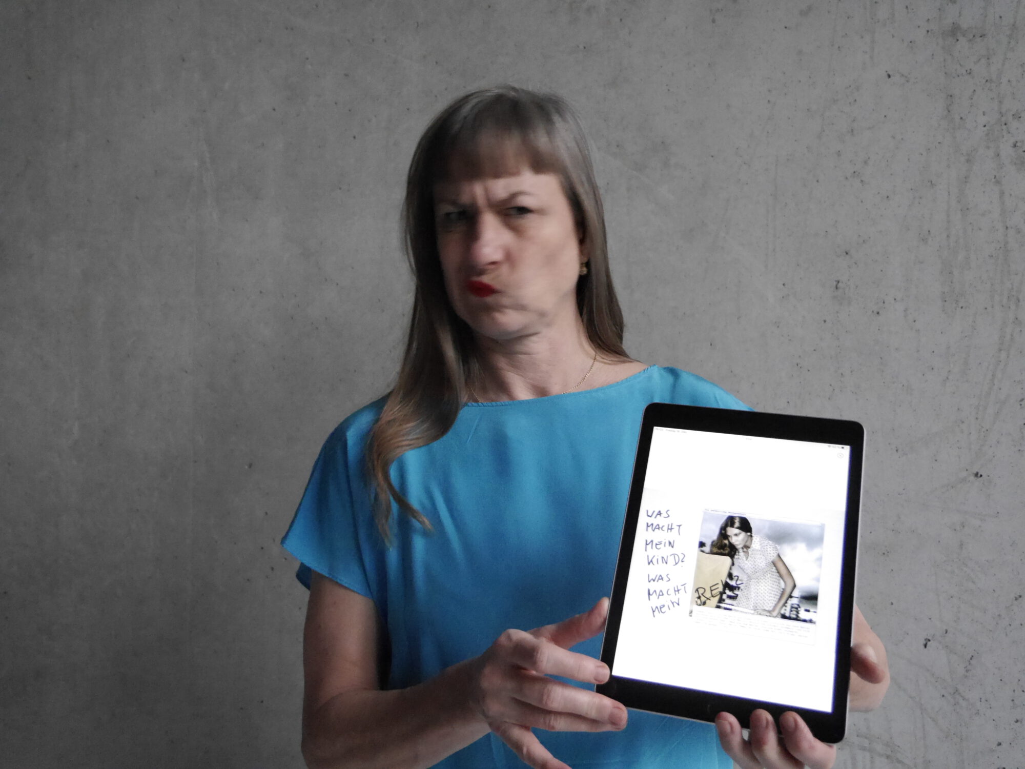 Eine Frau in hellblauem Oberteil hält ein iPad und guckt skeptisch