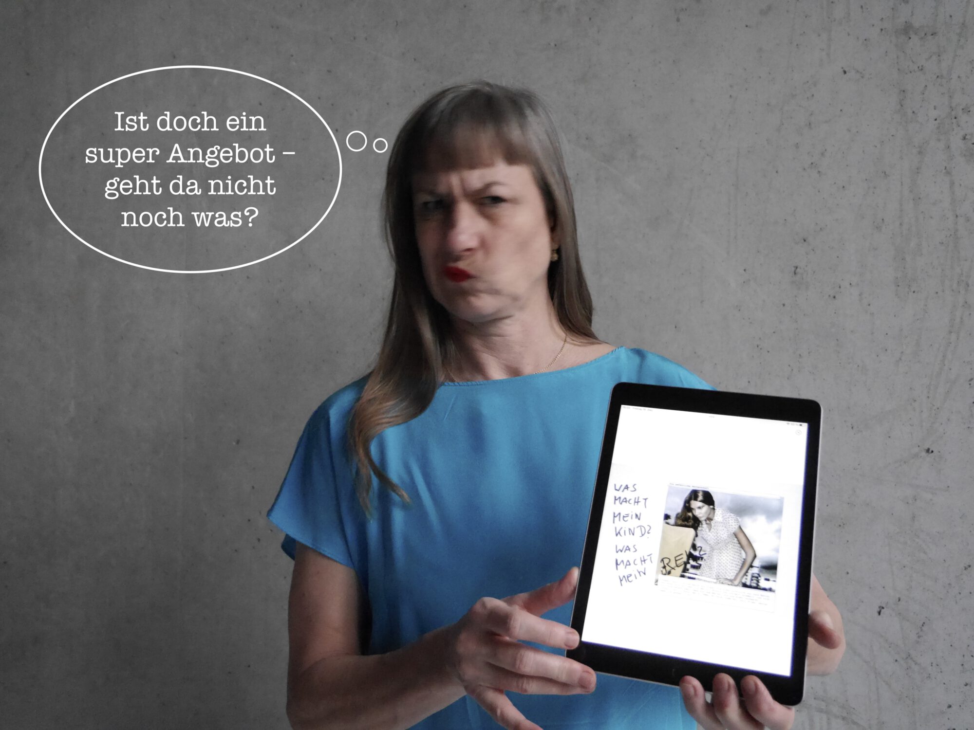 Eine Frau in hellblauem Oberteil hält ein iPad und guckt skeptisch