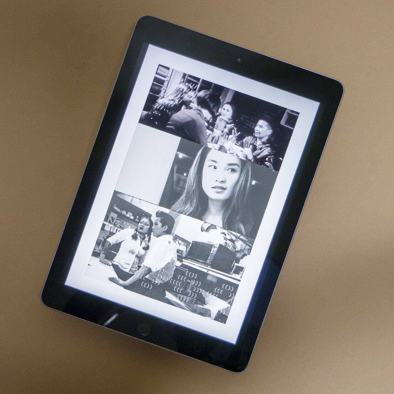 Post-Ost_Zines-shutup_whiteboy.2 Auf beigem Hintergrund ist ein iPad zu sehen, auf dem drei vertikal angeordnete Schwarz-Weiß-Fotos zu sehen sind, die von einem weißen Rahmen umgeben sind. Auf dem oberen Bild sitzen vier Personen gemeinsam beim Essen. Auf dem mittleren Bild blickt eine Frau neugierig zur Seite. Auf dem unteren Bild stehen ein Mann und eine Frau nebeneinander in einer Küche und schauen auf etwas, das nicht im Bild zu sehen ist. In der oberen linken Ecke bilden kleine weiße Schreibmaschinensymbole eine abstrakte Form. In der unteren rechten Ecke bilden kleine weiße Klammern eine abstrakte Form; aus dem E-Book „Postsocialism as Method: Anti-Geographies of Collective Desires“.